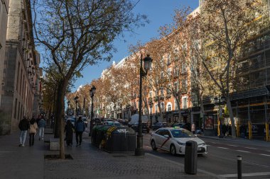 Madrid, İspanya. Tipik Calle de Atocha manzarası açık bir günde çok amaçlı binalar, yollar, kaldırımlar ve sokak hayatını gösteriyor