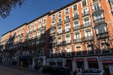 Madrid, İspanya. Tipik Calle de Atocha manzarası açık bir günde çok amaçlı binalar, yollar, kaldırımlar ve sokak hayatını gösteriyor