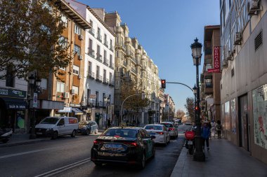 Madrid, İspanya. Tipik Calle de Atocha manzarası açık bir günde çok amaçlı binalar, yollar, kaldırımlar ve sokak hayatını gösteriyor