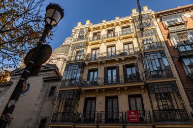 Madrid, İspanya. Tipik Calle de Atocha manzarası açık bir günde çok amaçlı binalar, yollar, kaldırımlar ve sokak hayatını gösteriyor