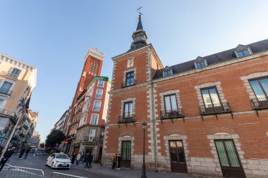 Madrid, İspanya. Palacio de Santa Cruz 'un ana cephesi, 17. yüzyıldan kalma bir tuğla ve granit barok bina kraliyet hapishanesi olarak hizmet vermektedir.