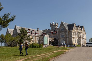 Santander, İspanya. Palacio de la Magdalena 'nın bahar manzarası, görkemli cephesi, yemyeşil çimenliği, ve berrak mavi gökyüzü, bir zamanlar İspanyol monarşisinin kraliyet yazlık konutu olan