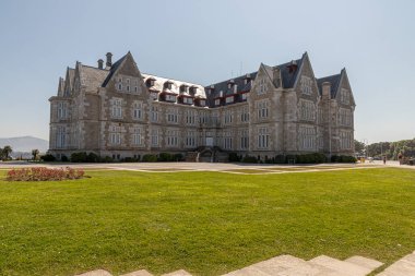 Santander, İspanya. Palacio de la Magdalena 'nın bahar manzarası, görkemli cephesi, yemyeşil çimenliği, ve berrak mavi gökyüzü, bir zamanlar İspanyol monarşisinin kraliyet yazlık konutu olan