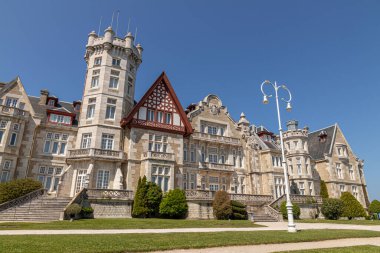 Santander, İspanya. Palacio de la Magdalena 'nın bahar manzarası, görkemli cephesi, yemyeşil çimenliği, ve berrak mavi gökyüzü, bir zamanlar İspanyol monarşisinin kraliyet yazlık konutu olan