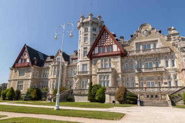 Santander, İspanya. Palacio de la Magdalena 'nın bahar manzarası, görkemli cephesi, yemyeşil çimenliği, ve berrak mavi gökyüzü, bir zamanlar İspanyol monarşisinin kraliyet yazlık konutu olan