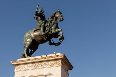 Madrid, İspanya. 1640 yılında Pietro Tacca tarafından Galileo Galilei 'nin dinamik dengesi ve ön ayaklarının kaldırılması ile tanınan tasarımıyla yontulmuş, Plaza de Oriente' de Kral IV. Philip 'in heykeli.