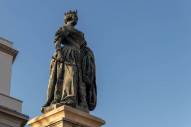 Madrid, İspanya. 2. Isabel Meydanı 'ndaki Kraliçe II. Isabel Anıtı, Kraliyet Tiyatrosu' nun önünde. 1850 'de Jose Piquer Duart tarafından yapılmıştır. Opera binasının açılışını yapan hükümdarı onurlandırır.