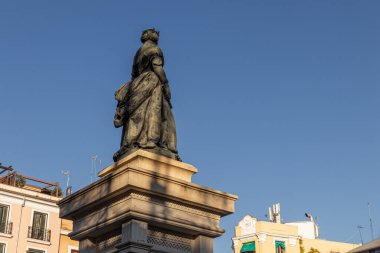 Madrid, İspanya. 2. Isabel Meydanı 'ndaki Kraliçe II. Isabel Anıtı, Kraliyet Tiyatrosu' nun önünde. 1850 'de Jose Piquer Duart tarafından yapılmıştır. Opera binasının açılışını yapan hükümdarı onurlandırır.