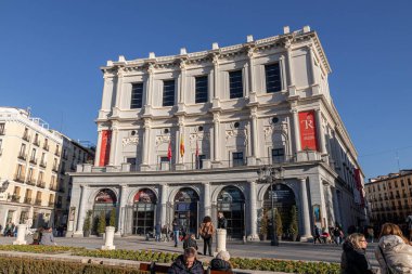 Madrid, İspanya. İlk olarak Antonio Lopez Aguado (1818-1850) tarafından tasarlanmış ve 1884 yılında Joaquin de la Concha tarafından yenilenmiş olan Plaza de Oriente 'ye bakan Teatro Real' in batı cephesi, güneşli bir gökyüzü altında sergilenmektedir.