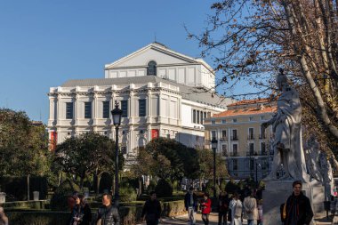 Madrid, İspanya. İlk olarak Antonio Lopez Aguado (1818-1850) tarafından tasarlanmış ve 1884 yılında Joaquin de la Concha tarafından yenilenmiş olan Plaza de Oriente 'ye bakan Teatro Real' in batı cephesi, güneşli bir gökyüzü altında sergilenmektedir.
