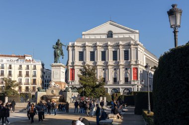 Madrid, İspanya. Ön planda 4. Philip 'in binicilik heykeli ve Plaza de Oriente' deki Teatro Real 'in ana neoklasik cephesi.