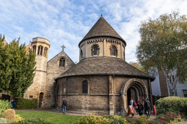 Cambridge, İngiltere. Yuvarlak Kilise 'nin (Kutsal Mezar Kilisesi) dış görünüşü, İngiltere' deki dört ortaçağ kilisesinden biri olan nadide dairesel naf ve konik kule ile C.1130 inşa edilmiştir.