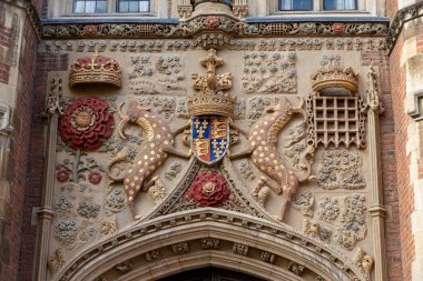 Cambridge, İngiltere. Margaret Beaufort 'un kraliyet kolları St. John' s Koleji cephesinde, taraftarları tarafından çevrelenmiş, Lancaster kırmızı gülü ve Beaufort limanı ile birlikte iki santimetre boyunda.