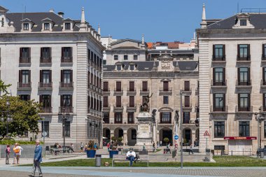 Santander, İspanya. Kaptan Pedro Velarde 'nin bronz heykeli, Plaza Porticada' nın girişinde taş bir heykel üzerinde, Neoklasik giriş ve çevresindeki binalar,