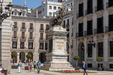 Santander, İspanya. Kaptan Pedro Velarde 'nin bronz heykeli, Plaza Porticada' nın girişinde taş bir heykel üzerinde, Neoklasik giriş ve çevresindeki binalar,