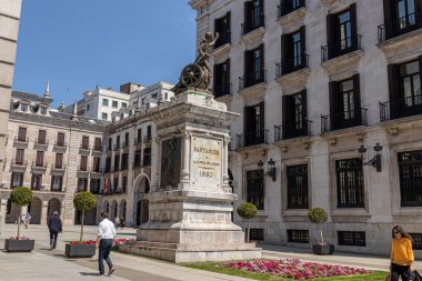 Santander, İspanya. Kaptan Pedro Velarde 'nin bronz heykeli, Plaza Porticada' nın girişinde taş bir heykel üzerinde, Neoklasik giriş ve çevresindeki binalar,