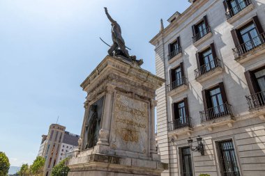 Santander, İspanya. Kaptan Pedro Velarde 'nin bronz heykeli, Plaza Porticada' nın girişinde taş bir heykel üzerinde, Neoklasik giriş ve çevresindeki binalar,