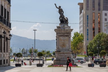 Santander, İspanya. Kaptan Pedro Velarde 'nin bronz heykeli, Plaza Porticada' nın girişinde taş bir heykel üzerinde, Neoklasik giriş ve çevresindeki binalar,