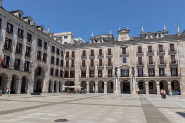 Santander, İspanya. 1941 yangınından sonra yeniden inşa edilen Neoherrerian Plaza Porticada 'nın tam manzarası. Cephe cepheleri, taş sütunlar ve kare bir yerleşim alanı etrafına dizilmiş kentsel binalar.