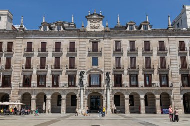 Santander, İspanya. 1941 yangınından sonra yeniden inşa edilen Neoherrerian Plaza Porticada 'nın tam manzarası. Cephe cepheleri, taş sütunlar ve kare bir yerleşim alanı etrafına dizilmiş kentsel binalar.