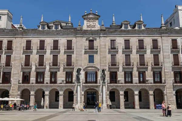 Santander, İspanya. 1941 yangınından sonra yeniden inşa edilen Neoherrerian Plaza Porticada 'nın tam manzarası. Cephe cepheleri, taş sütunlar ve kare bir yerleşim alanı etrafına dizilmiş kentsel binalar.