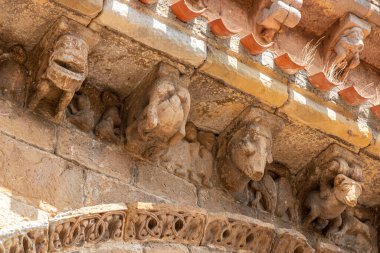 Cervatos, İspanya. Dıştaki duvarlarda tuhaf canavarlar ve erotik motifler olan San Pedro 'nun Romen mantarları.