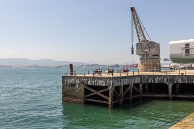 Santander, Cantabria, İspanya. 1900 yılında limanda inşa edilen tarihi Grua de Piedra (Taş Turna), liman tarafından sanayi mirası olarak korunan gemileri yüklemek ve boşaltmak için kullanıldı.