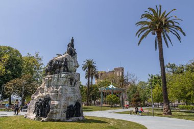 Santander, Cantabria, İspanya. Yazar Jose Maria de Pereda anıtı, 1911 yılında Jardines de Pereda 'da Lorenzo Coullaut Valera tarafından bronz heykellerle açıldı.