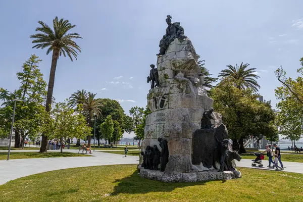 Santander, Cantabria, İspanya. Yazar Jose Maria de Pereda anıtı, 1911 yılında Jardines de Pereda 'da Lorenzo Coullaut Valera tarafından bronz heykellerle açıldı.