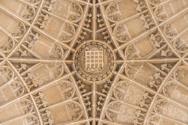 Cambridge, İngiltere. King 's College Şapeli' ndeki dünyanın en büyük hayran kasasının iç görüntüsü, İngiliz Dikey Gotik Mimarisinin başyapıtı VIII. Henry 'nin altında 1515 yılında tamamlandı.