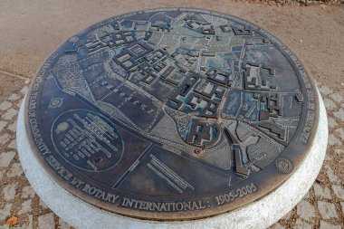 Cambridge, İngiltere. Kör ziyaretçiler için tasarlanmış tarihi şehir merkezinin metal dokunmatik modeli sokakların ve anıtların rahatlamasını gösteriyor.