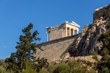 Atina, Yunanistan. Athena Nike Tapınağı, Akropolis 'te Athena ve Nike tanrıçalarına adanmış İyonik bir tapınak.