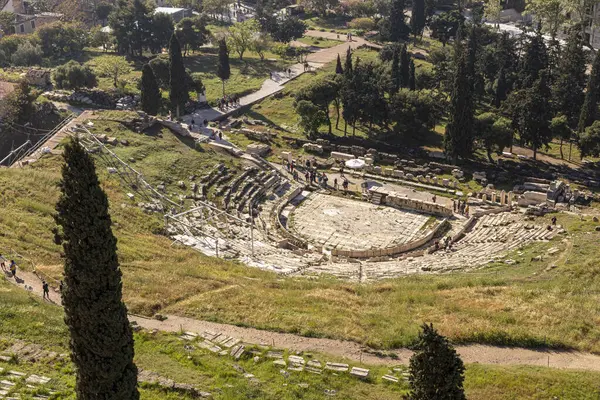 Atina, Yunanistan. Dionysus Eleuthereus 'un Temenoları, Akropolis Tepesi' nin yamaçlarındaki antik bir Yunan tiyatrosu.