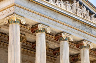 Atina, Yunanistan. Çağdaş Atina Akademisi 'nin ana cephesi, Yunanistan' ın ulusal akademisi ve ülkedeki en yüksek araştırma kuruluşu