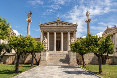 Atina, Yunanistan. Çağdaş Atina Akademisi 'nin ana cephesi, Yunanistan' ın ulusal akademisi ve ülkedeki en yüksek araştırma kuruluşu