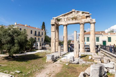 Atina, Yunanistan. Athena Archegetis 'in kapısı, İ.Ö. 11' de inşa edildi. Pentelik mermerden yapılmıştı. Athena 'ya şehrin koruyucusu olarak adanmıştı.