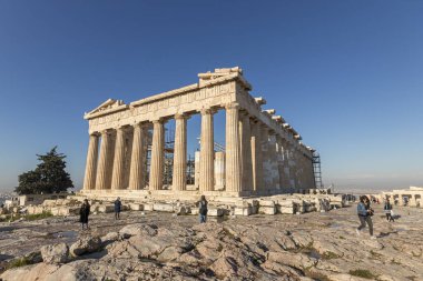 Atina, Yunanistan. Akropolis 'teki Parthenon, MÖ 447 ve MÖ 432 yılları arasında Perikles' in altında inşa edilmiş, sıcak mavi gökyüzünün altında parlayan Athena Parthenos 'a adanmıştır.
