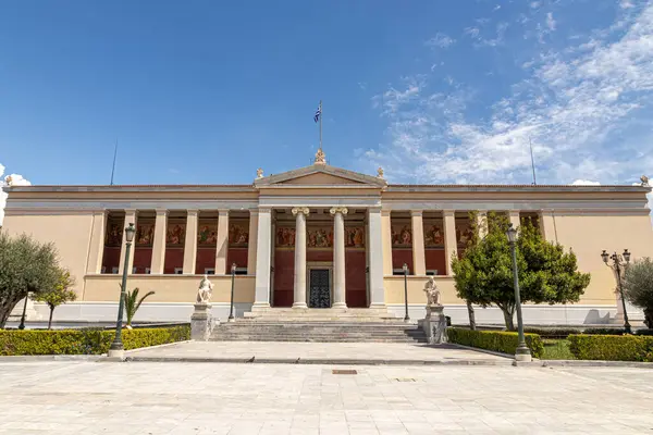 Atina, Yunanistan. Atina Üniversitesi 'nin Neoklasik cephesi, Christian Hansen tarafından 1839 yılında tasarlandı ve İyonik düzen propilaea Atina Üçlemesi' nin bir parçası olarak tasarlandı.