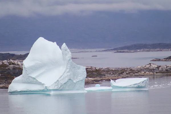 Grönland Buzulu manzarasının arkasında muhteşem bir dağ manzarası var.