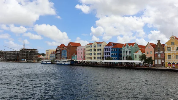Curacao 'daki (Karayipler) Renkli Ev' in güzel manzarası. Eski Hollanda Biçimi