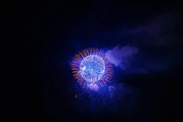 Havai fişek Festivali hafif renkli