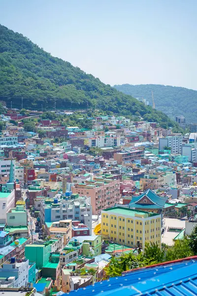 Gamcheon Kültür Köyü, Güney Kore 'nin Saha Bölgesi' nde yer alan bir kasabadır. Bölge katmanlı sokakları, labirent benzeri sokakları ve parlak boyalı evleri ile tanınıyor..