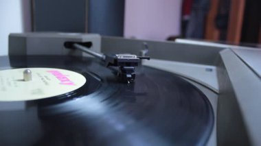 Plakçı başı vinil çalıyor