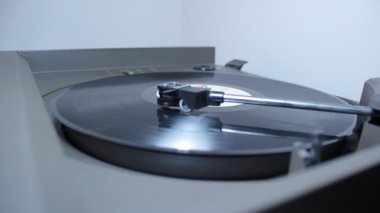 Vinil çalan bir plak çalar