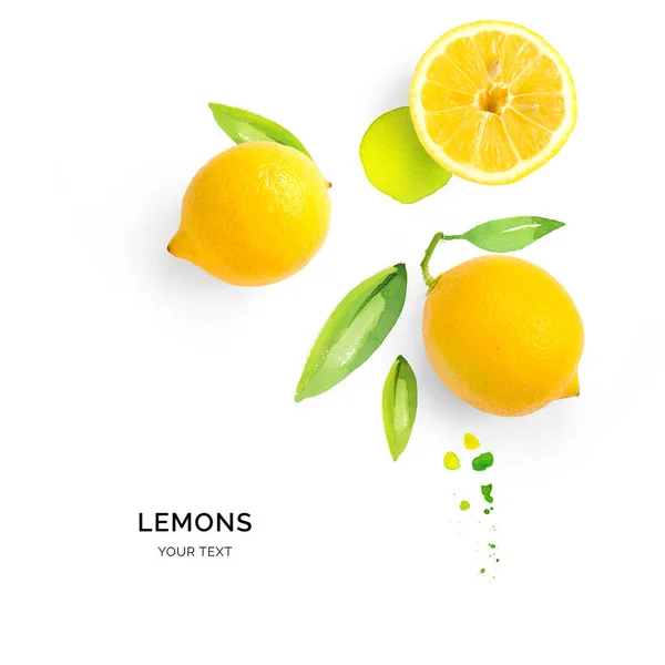 水彩の背景にレモンで作られた創造的なレイアウト 平置きだ 食のコンセプト — ストック写真