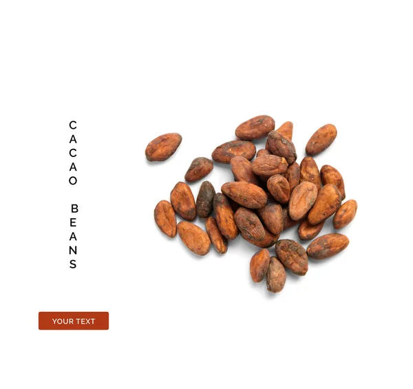 白い背景にカカオ豆で作られた創造的なレイアウト 食のコンセプト — ストック写真