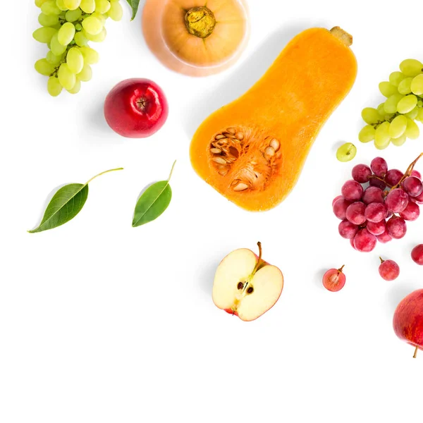 Kreatywny Układ Wykonany Zielonych Czerwonych Winogron Owoce Warzywa Białym Tle — Zdjęcie stockowe