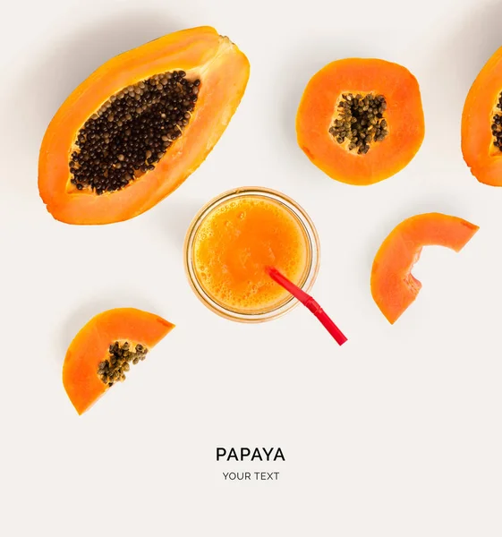 パパイヤスムージーで作られた創造的なレイアウト 平置きだ 食べ物の概念 光を背景にしたパパイヤ — ストック写真