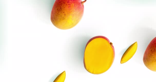 Animación Creativa Hecha Mango Hojas Acostado Concepto Comida Mango Sobre — Vídeo de stock