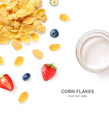 Beyaz arka planda mısır gevreği, çilek, yabanmersini ve sütten oluşan yaratıcı bir düzen. Yiyecek konsepti.